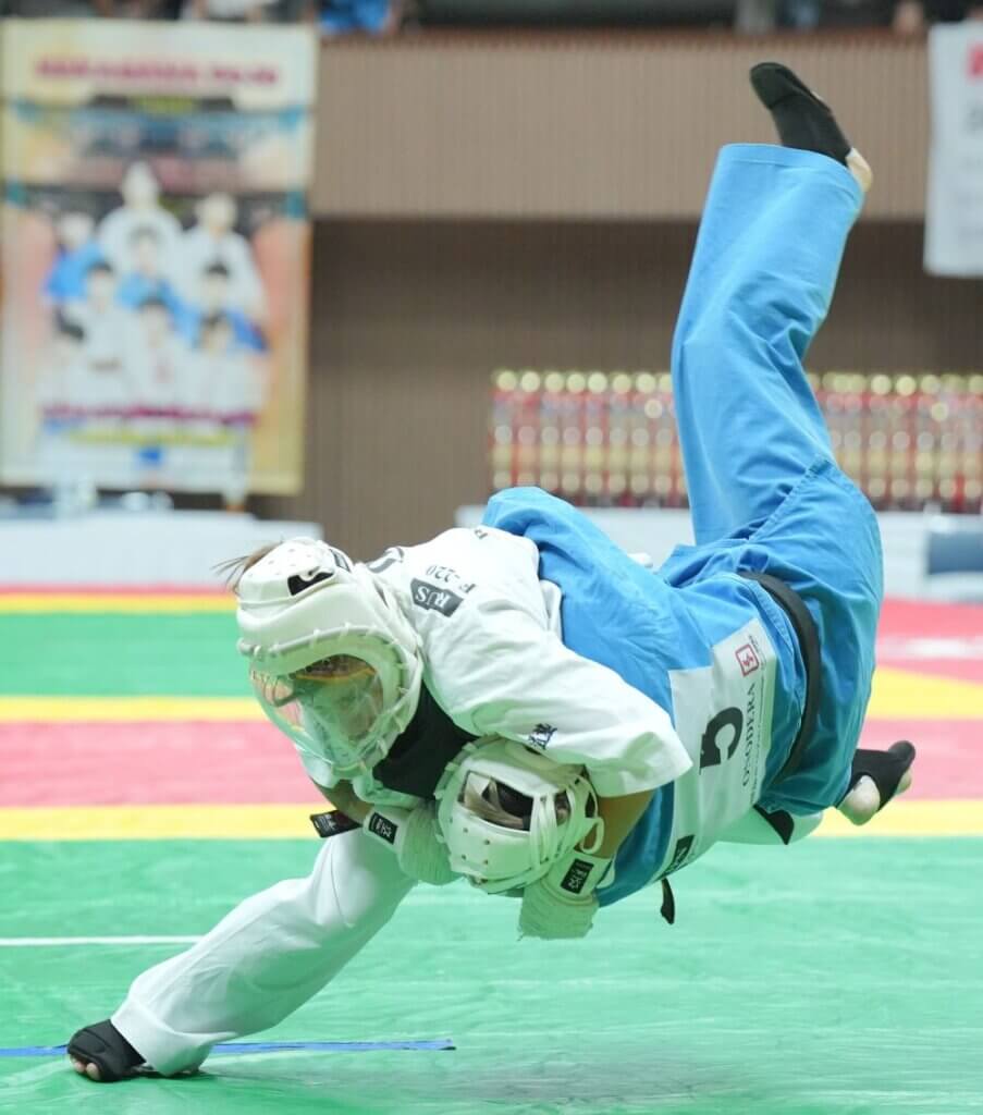 投げ技もOK。柔道の払い腰に似た技で豪快に投げる白の選手＝＝2025年11月3日、東京・国立代々木競技場第二体育館で（提供:大道塾）