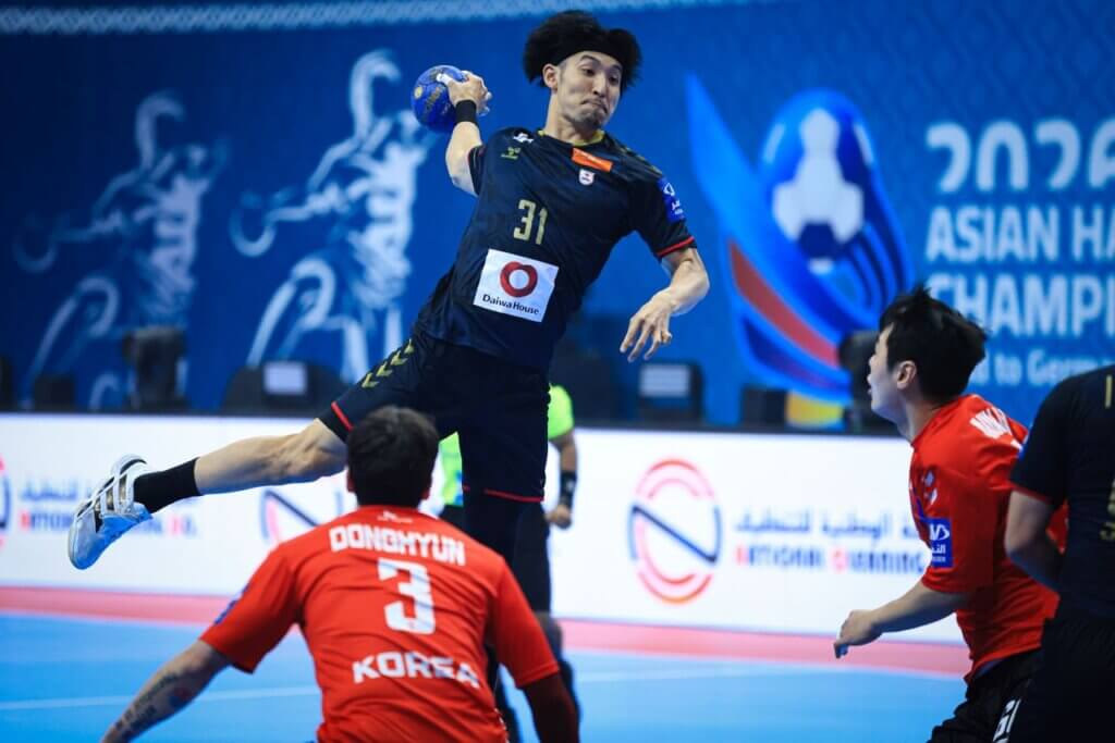 シュートを放つ吉野樹＝2026年1月22日、クウェートのシェイク・サード・アル＝アブドゥッラー屋内競技場で（提供：クウェートハンドボール協会ⒸKUWAIT HANDBALL ASSOCIATION）