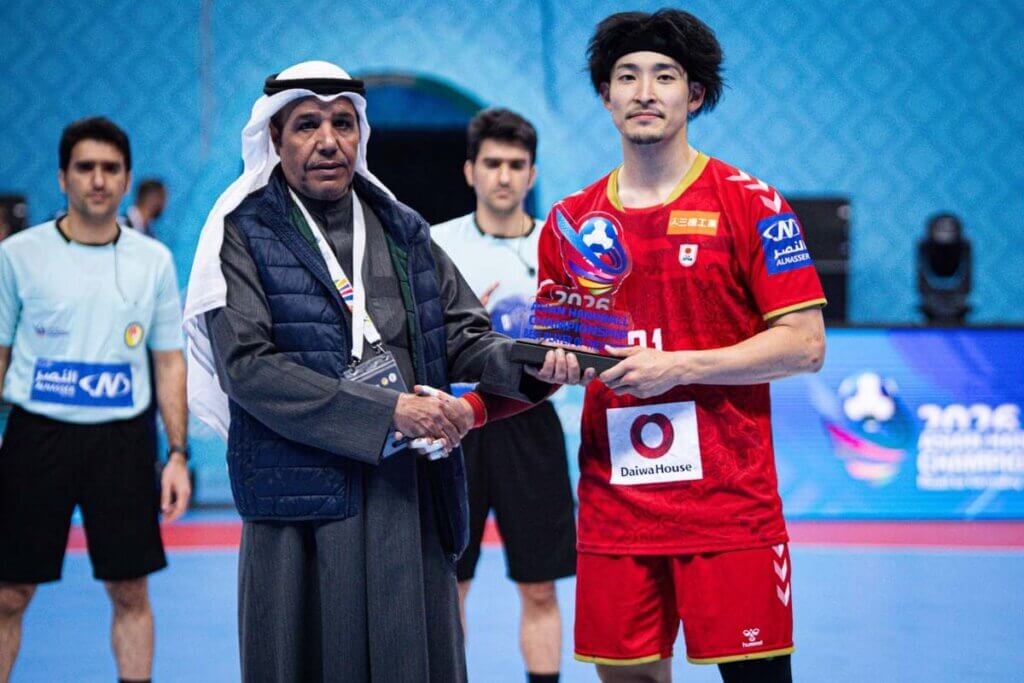 日本-クウェート戦でPOMに選ばれた吉野樹＝2026年1月23日、クウェートのシェイク・サード・アル＝アブドゥッラー屋内競技場で（提供：クウェートハンドボール連盟）