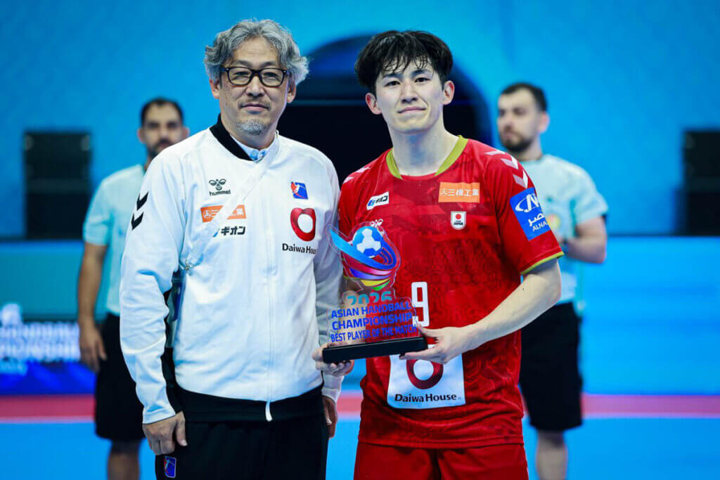 POMを受賞した杉岡尚樹=2026年1月25日、クウェートのシェイク・サード・アル=アブドゥッラー屋内競技場で(提供:クウェートハンドボール連盟)