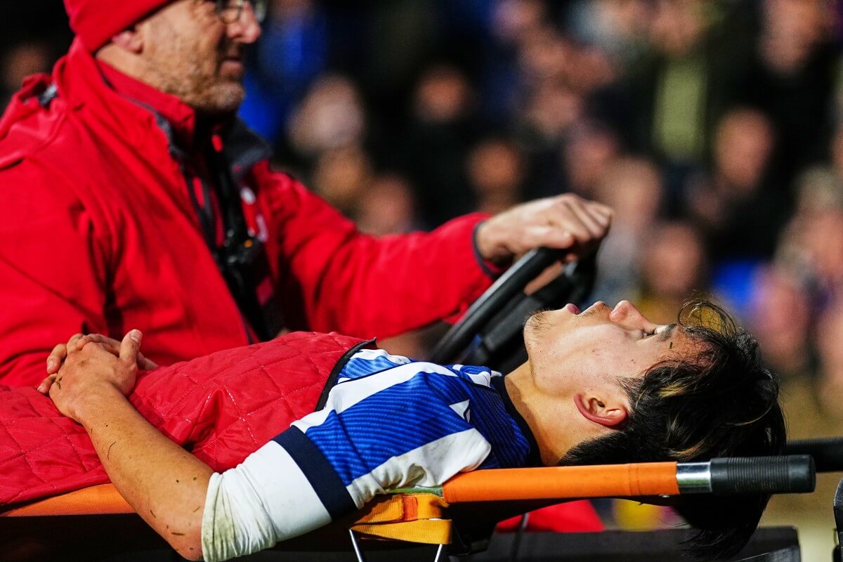 ラ・リーガのFCバルセロナ戦で負傷し、担架で運ばれるレアル・ソシエダの久保建英、2026年1月18日、スペイン・サンセバスチャン(AP/アフロ)