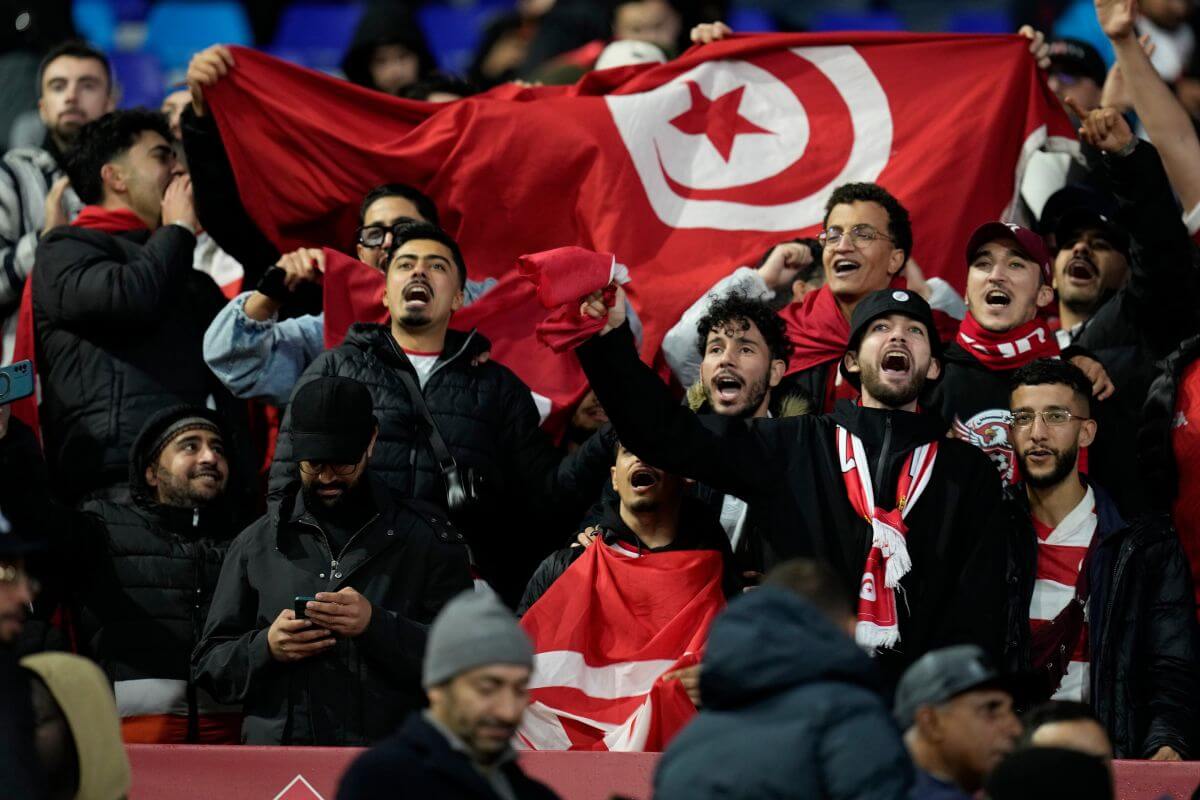 アフリカ・ネイションズ・カップのチュニジアーマリ戦で熱狂するチュニジアサポーター2026年1月3日、AP/アフロ