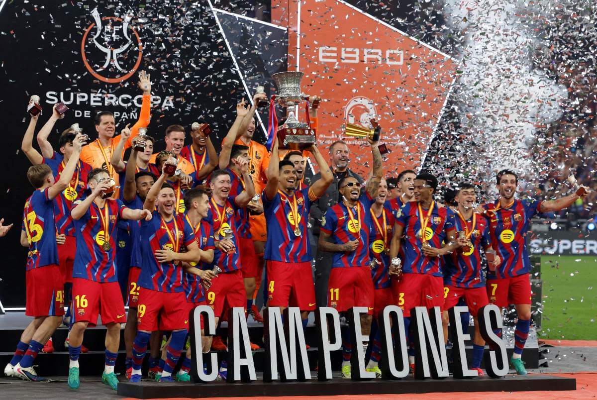 スペイン・スーパーカップ決勝で2年連続16度目の優勝を果たしたFCバルセロナ=2026年1月11日、サウジアラビア・ジッダ（写真：ロイター/アフロ）