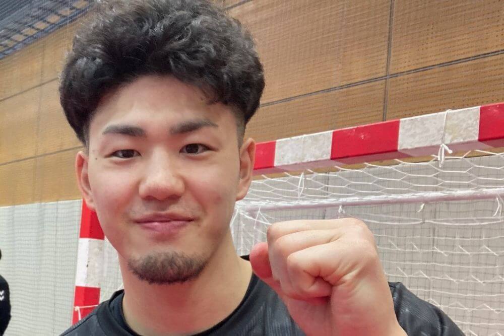 利き手の左手でガッツポーズする櫻井睦哉