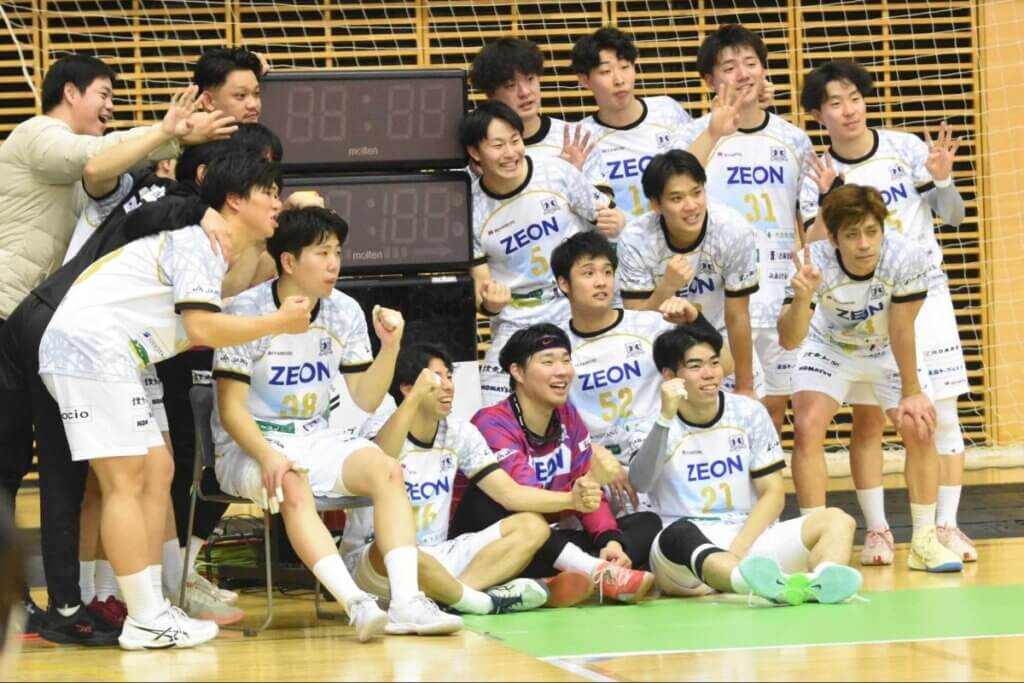 チーム創設以来初となる、リーグHでの連勝を喜ぶ富山ドリームス=2025年12月13日、エスフォルタアリーナ八王子にて（久保写す、以下すべて）