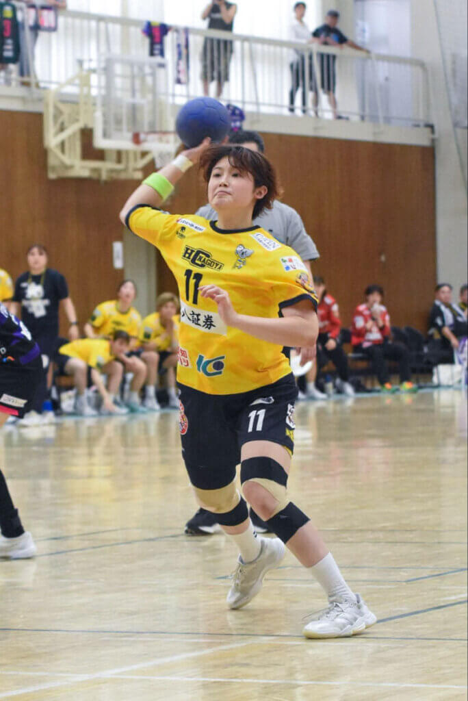 屋田菜美は2025年7月の東海クラブダービーでおよそ1年ぶりに戦列復帰。復帰後初ゴールを7mスローで決めて、ブラザー工業体育館は拍手に包まれた