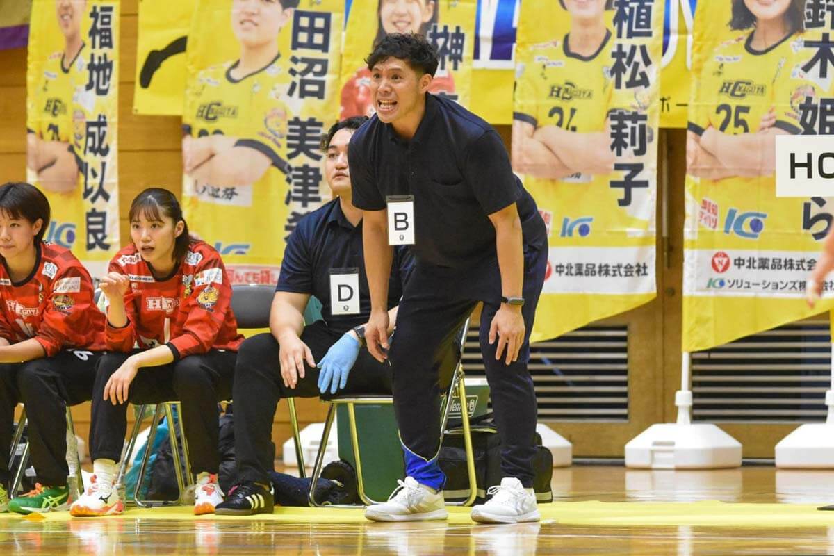 藤本コーチの明るいキャラクターと確かなハンドボール観で、HC名古屋はプレーオフを狙えるチームになった