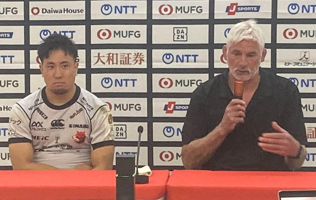 試合後の記者会見で話すブラックアダー・ヘッドコーチ（右）とSO松永拓朗（左）＝2026年1月17日、原田写す