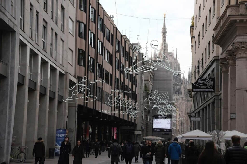 ウィンタースポーツをモチーフにした装飾が施されたミラノ市街=撮影：仁木岳彦(siteniki.com)