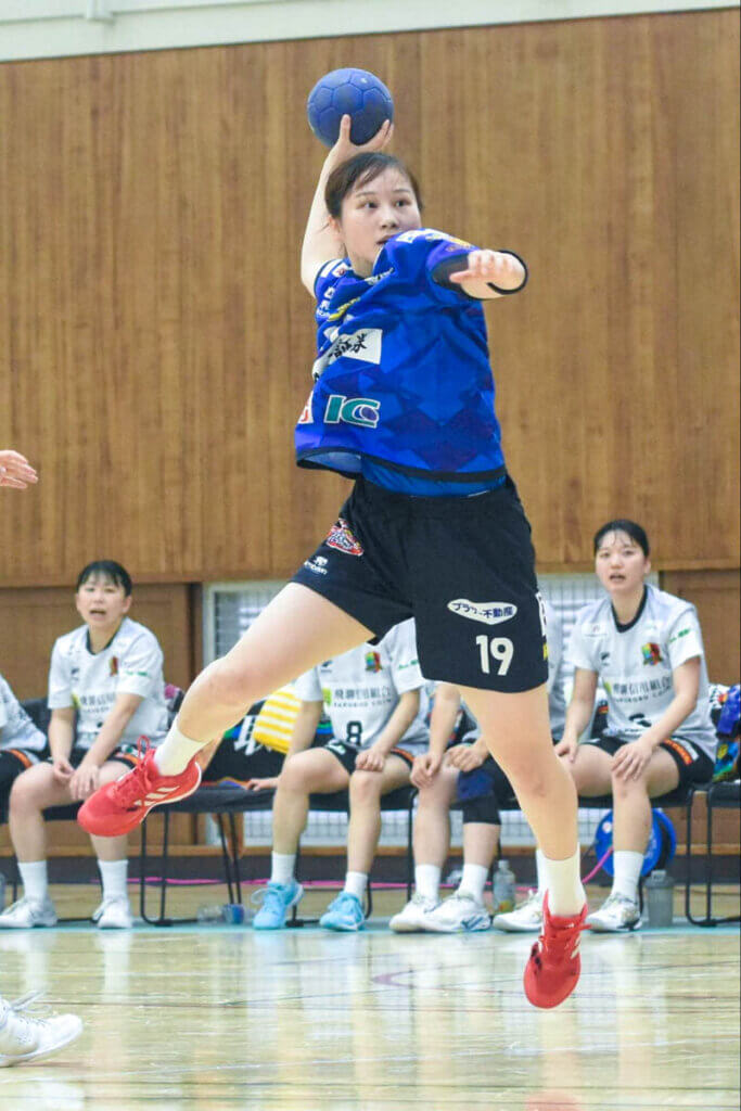 ピヴォットの一番手になる佐藤那有。ライン際での気の利いた動きで、チャンスを作り出す