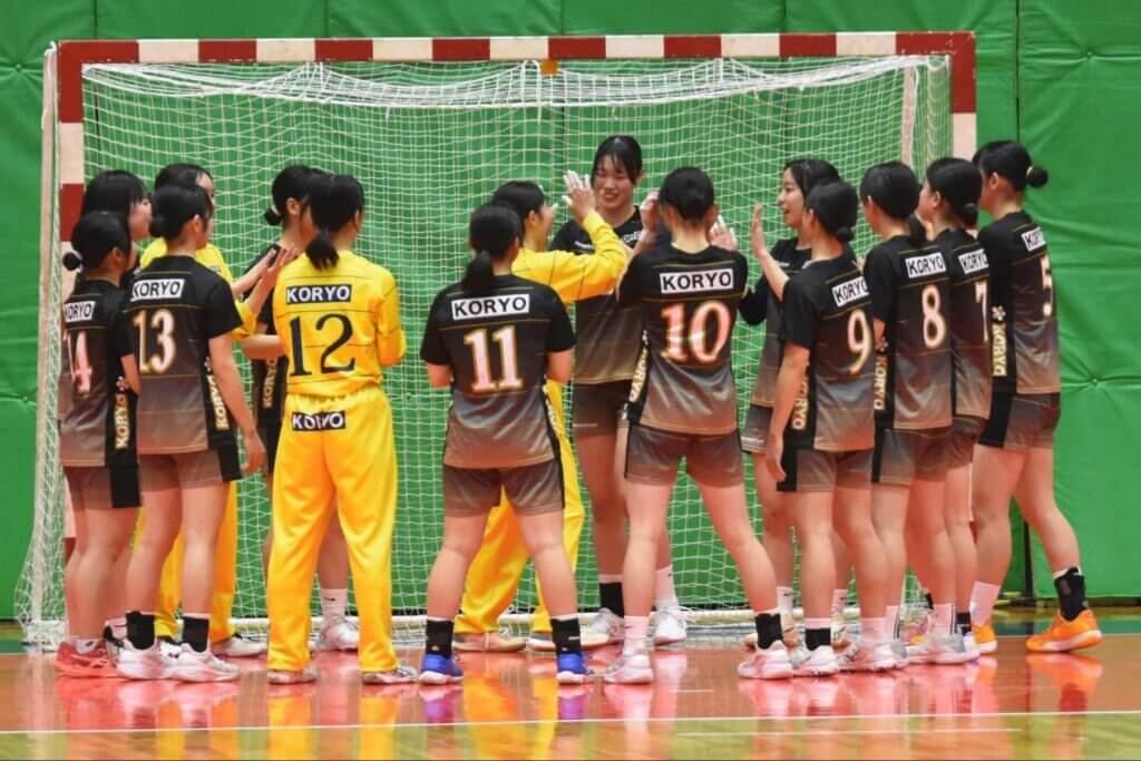 試合開始直前、全員で気合を入れる高岡向陵高校。2025年12月、広島市中区スポーツセンターにて（久保写す。以下すべて）