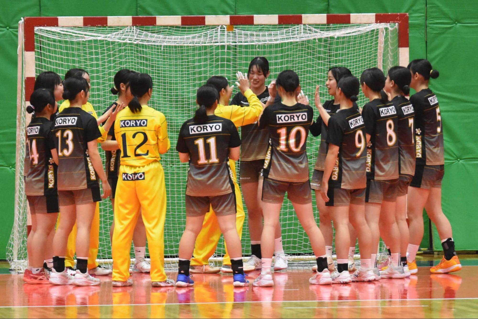 試合開始直前、全員で気合を入れる高岡向陵高校。2025年12月、広島市中区スポーツセンターにて（久保写す。以下すべて）