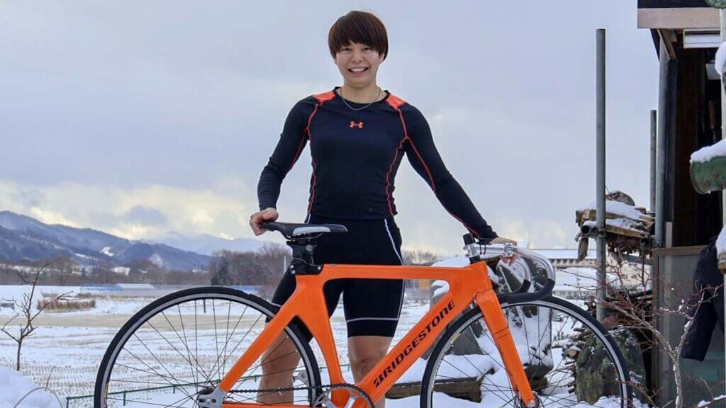 年末年始に帰省した岩手県盛岡市の菊池の実家にて。富山から自転車を車で持ち帰った=本人提供