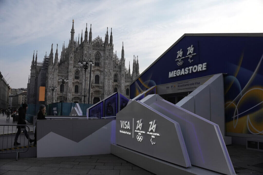 ミラノのドゥオーモ大聖堂近くに設けられた五輪関連グッズを販売するメガストア=撮影：仁木岳彦(siteniki.com)