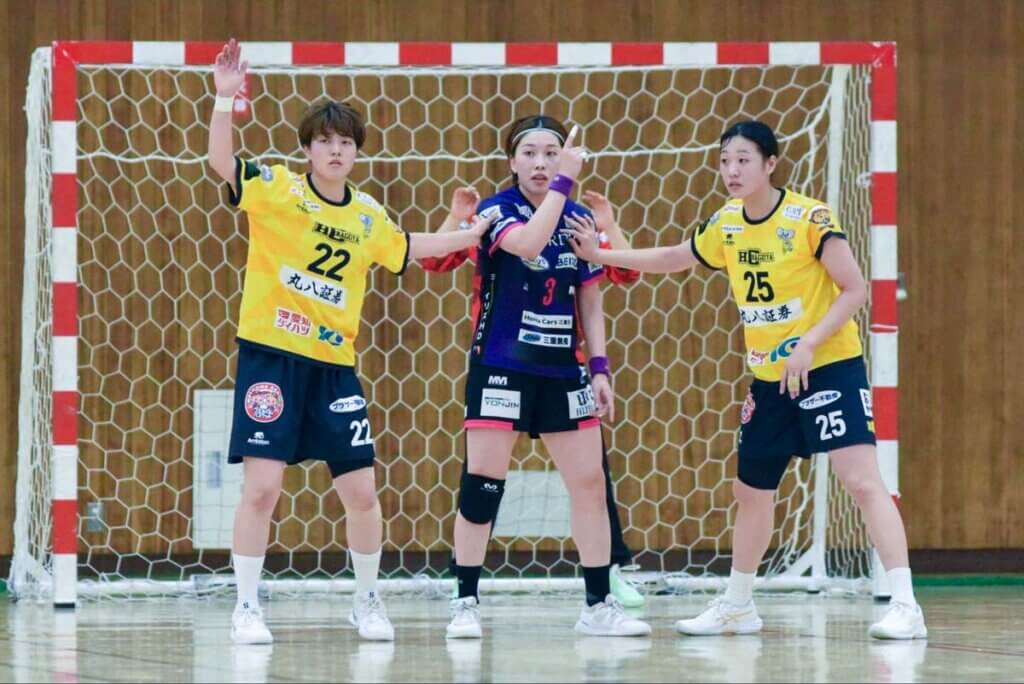 田沼美津希（写真左）と鈴木姫らら（同右）の3枚目を中心に、HC名古屋のDFは安定している