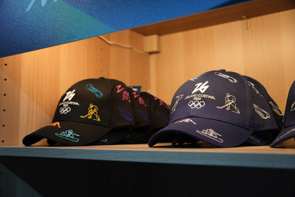 五輪関連グッズを販売するミラノ市内のメガストアで=撮影：仁木岳彦(siteniki.com)