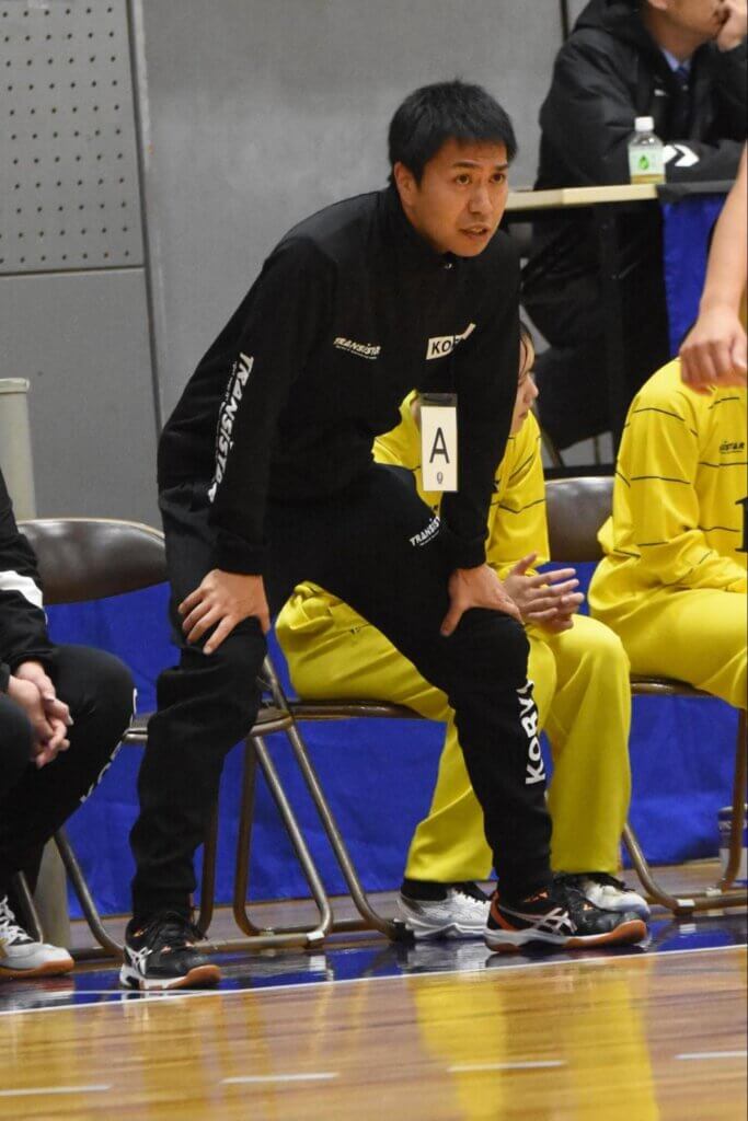 長野監督のベンチワーク。いつも選手とともに戦う姿勢を見せる