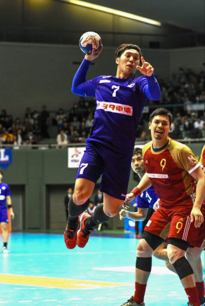 2019年3月のプレーオフ決勝で、ライン際を走ってパスをもらった藤本。トヨタ車体のプレーオフ初優勝に貢献した