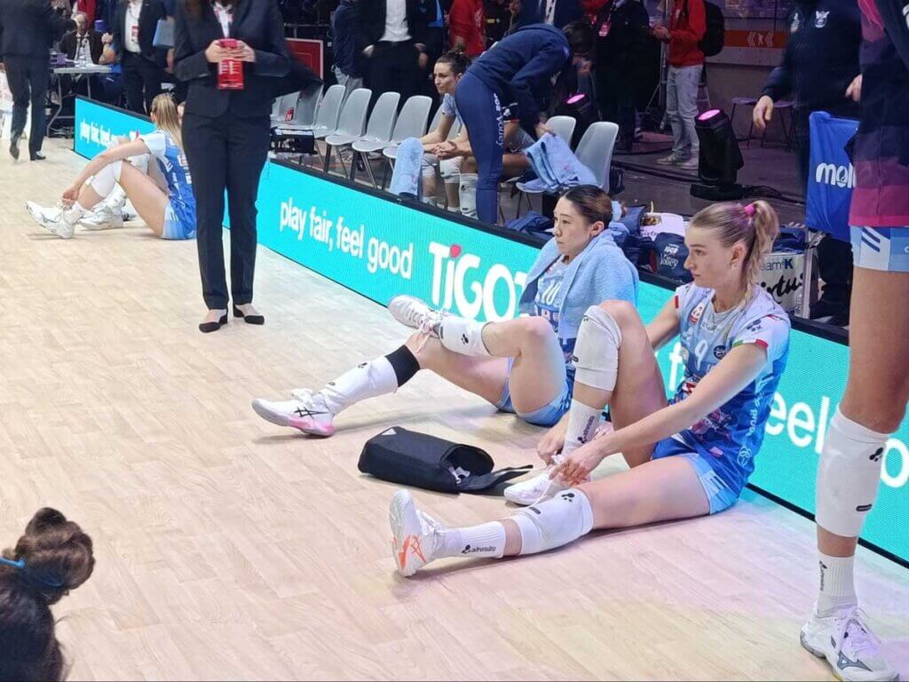 試合後に沈んだ面持ちで座る石川とアルスマイヤー＝中山写す