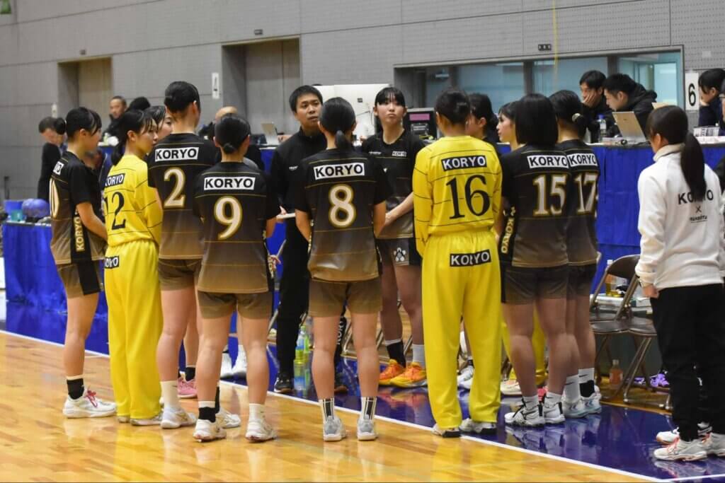 長野大監督（写真中央）と高岡向陵セブン