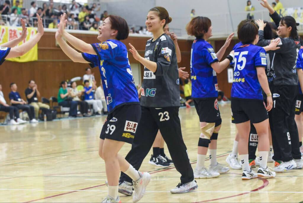 勝利を喜ぶHC名古屋。写真中央、23番が榊真菜