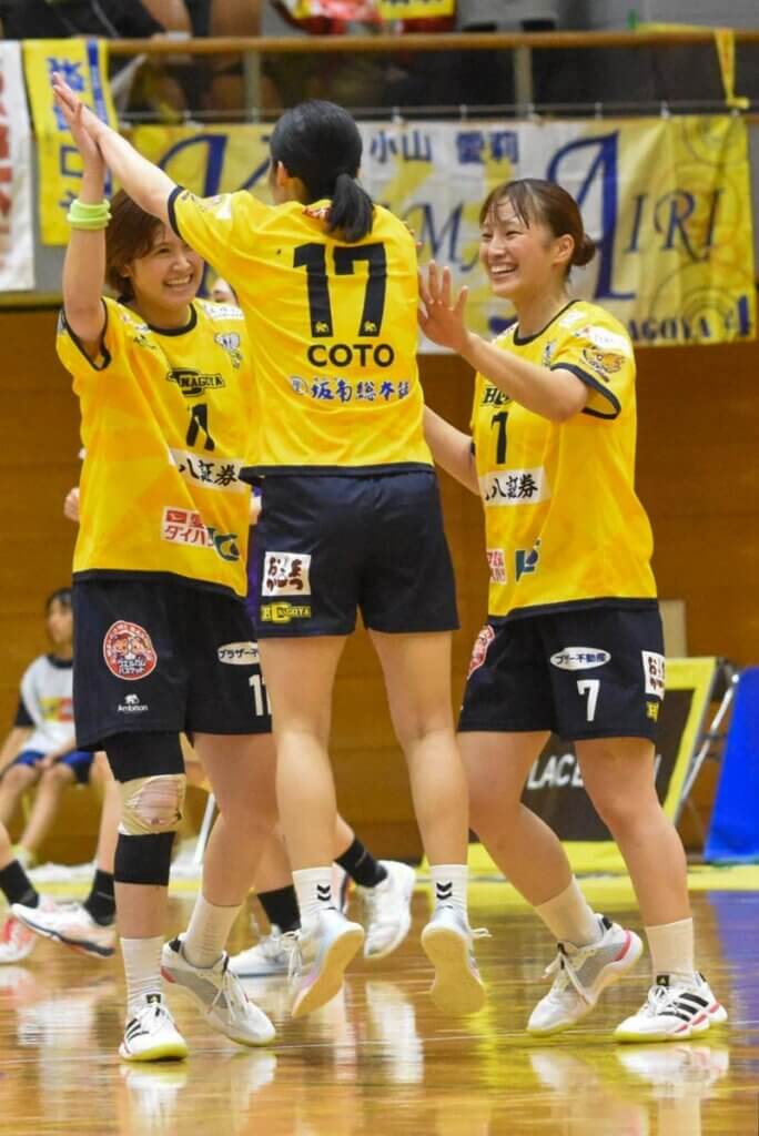 開幕戦勝利の瞬間。左から屋田菜美、夏堀郁音、塚邊美夏