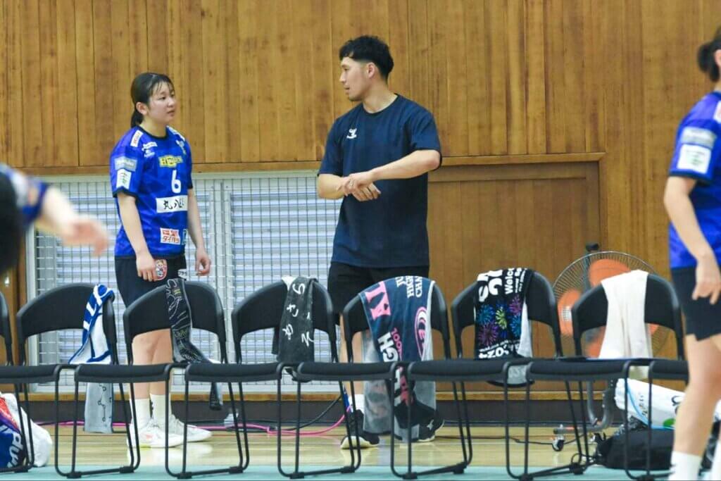 坪井詩（写真左）にアドバイスする藤本コーチ