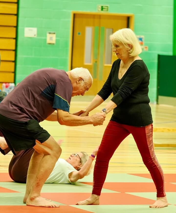 レッスンが進むと互いに支えあった状態から受け身に入る練習になる=カラン教授提供