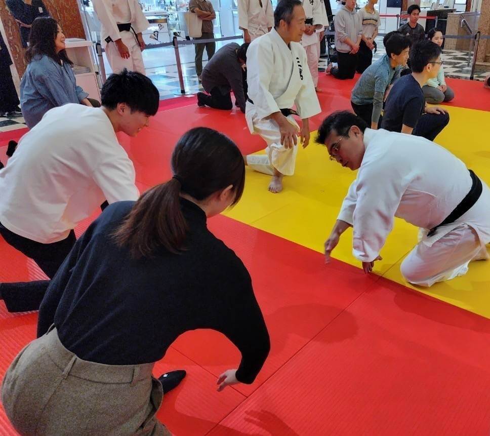 東京・日本橋「三越」で行われたイベントで、参加者に受け身を教える紙谷武氏(右)=2024年10月、提供:紙谷武氏