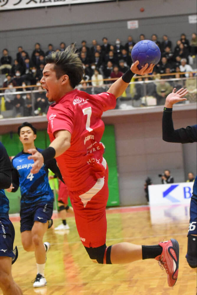 いつまでも若々しい細川智晃(ジークスター東京)はビーチハンドボールの出身。砂の上でもフロアの上でも高く跳べる