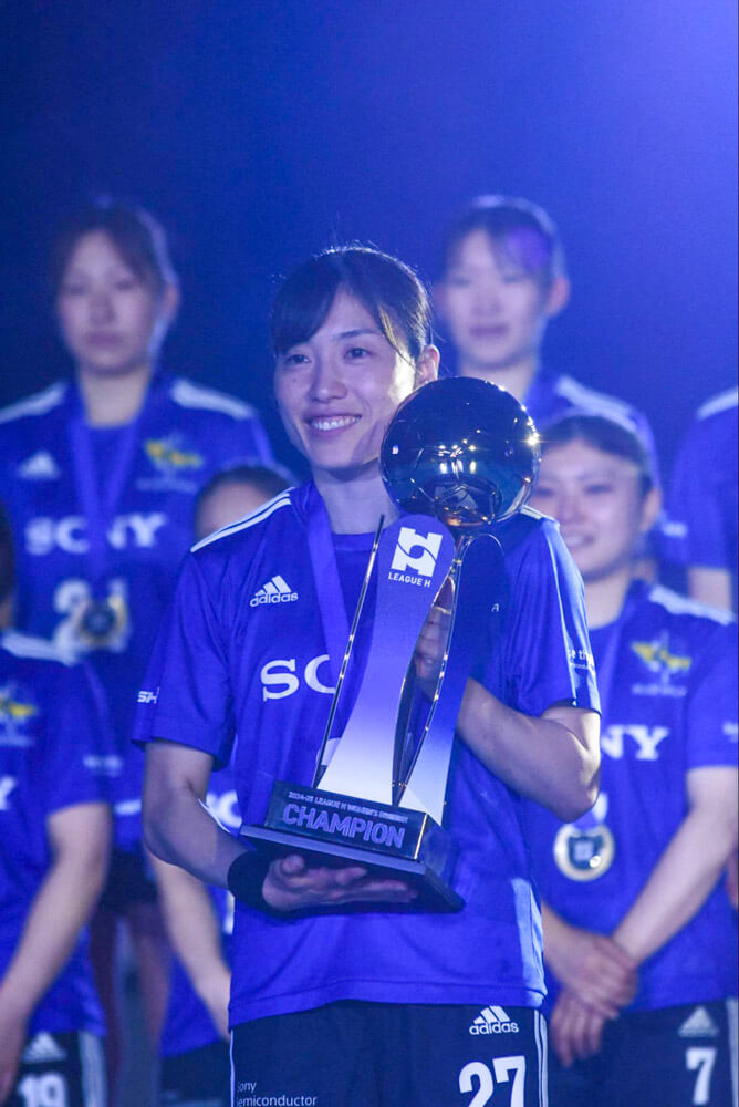 2025年6月のプレーオフで、チームを代表して優勝トロフィーを受け取る河嶋英里(ブルーサクヤ鹿児島)