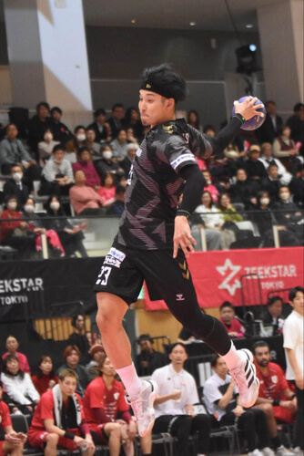 このテークバックは吉野樹（ブレイヴキングス刈谷）だけ。肩甲骨周りが柔らかいから、ここから無理なく腕が出てくる