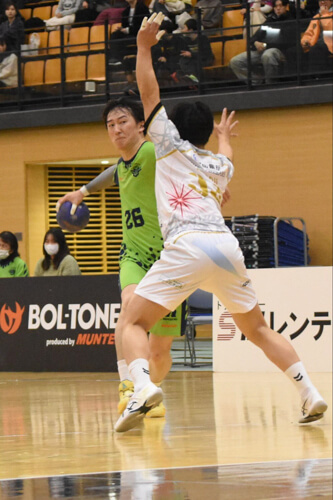 隙あらば打つのが中村権一（アースフレンズBM）。梶原晃監督代行は「今年は権一と心中」と期待している