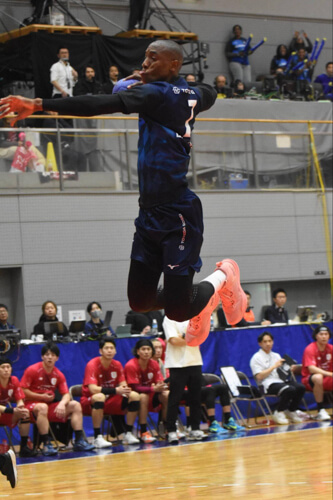 手足が長くて全身がバネのよう。ヨアン・バラスケス（豊田合成ブルーファルコン名古屋）のシュート力はリーグ屈指