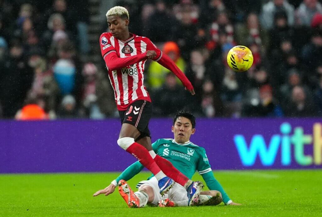 サンダーランドAFC戦で足首を負傷したリヴァプールFCの遠藤航（中央）＝2026年2月11日、写真：PA Images/アフロ