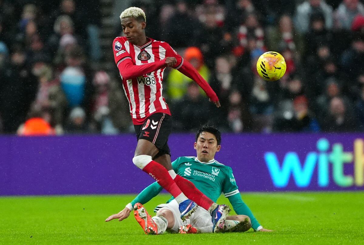 サンダーランドAFC戦で足首を負傷したリヴァプールFCの遠藤航(中央)=2026年2月11日、写真:PA Images/アフロ