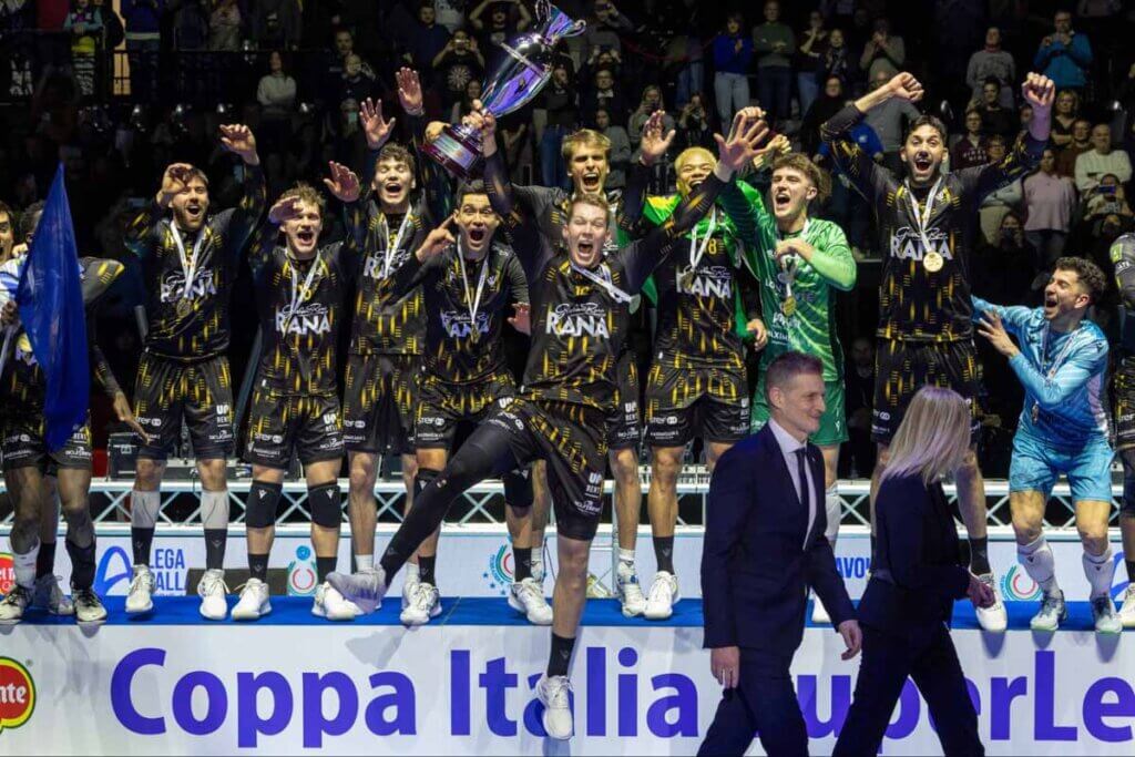 創部メンバーの若きキャプテン・モジッチは初のトロフィーに喜びを炸裂させた＝写真提供：Laga Pallavolo Serie A