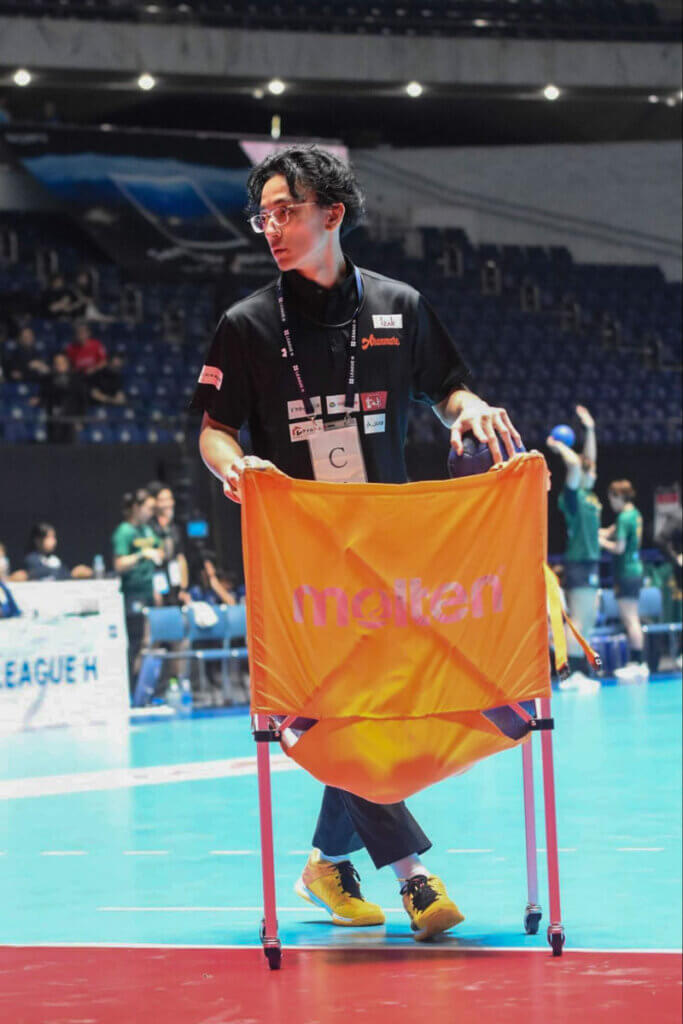 プレーオフでの菊池GKコーチ=2025年6月