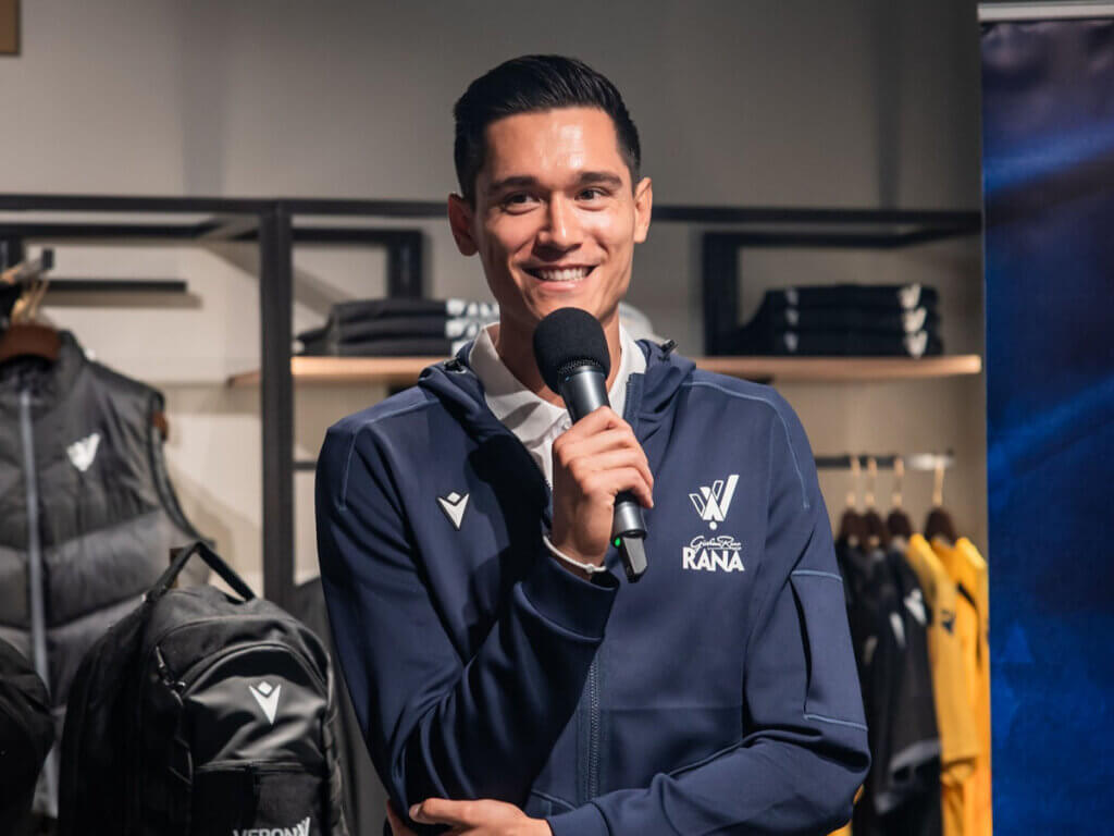 2025年10月8日、ヴェローナ市内のデパートCOIN Excelsiorのクラブ公式ストアにてクリステンソンのプレゼンテーションが行われた＝写真提供：Verona Volley/Benvenuti