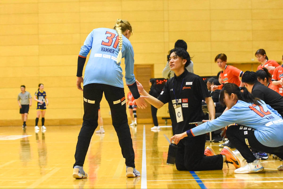 試合中にGKと話し合う、菊池啓太GKコーチ（アランマーレ富山）＝2025年4月（久保写す、以下すべて）