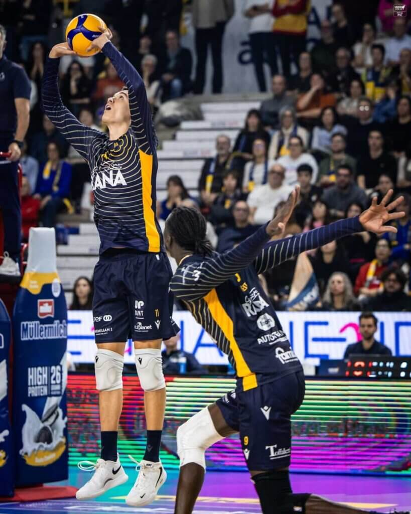 OHなのに時にクイックに入ってくるケイタ。そんな意表を突く攻撃を演出するのはクリステンソンだ。2026年2月1日、チヴィタノーヴァ戦にて＝写真提供：Verona Volley/Benvenuti