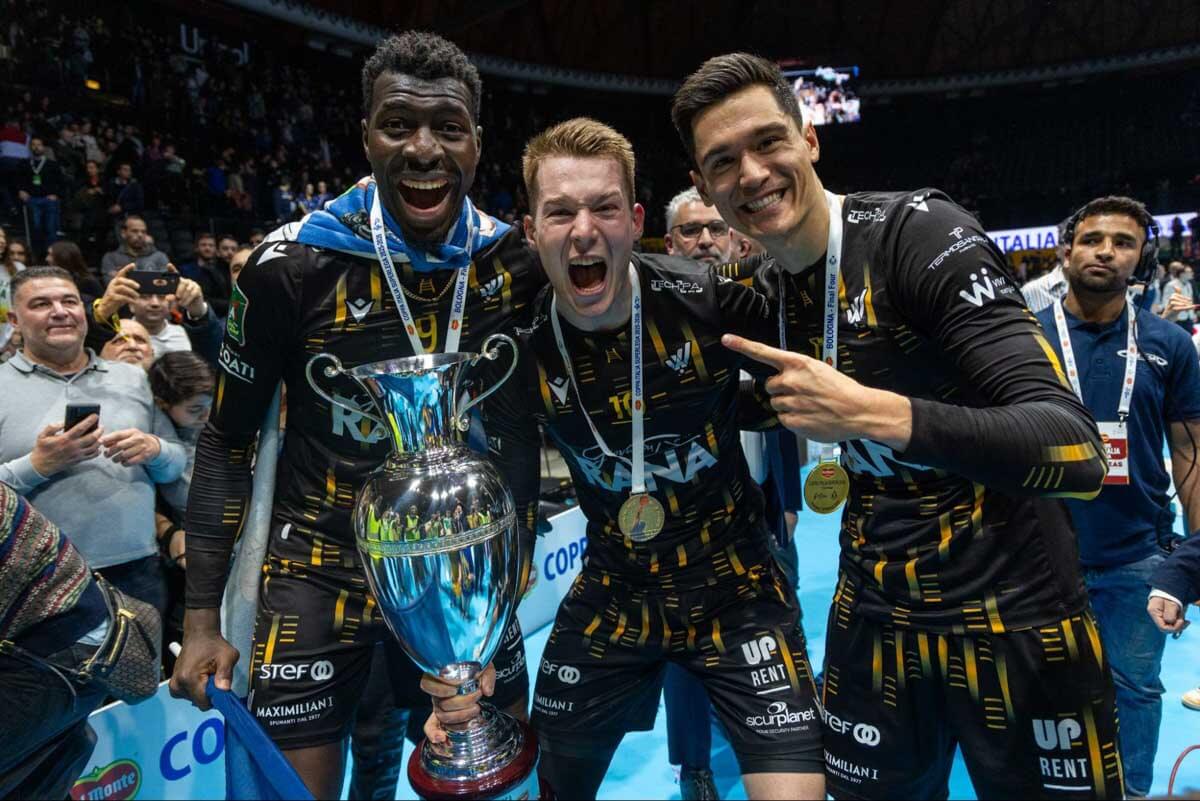 決勝、決勝の2試合ともストレート勝ちでクラブ史上初の優勝を飾ったヴェローナ、主軸のOHケイタ、キャプテン・モジッチ、MVPに輝いたセッター・クリステンソン＝写真提供：Laga Pallavolo Serie A