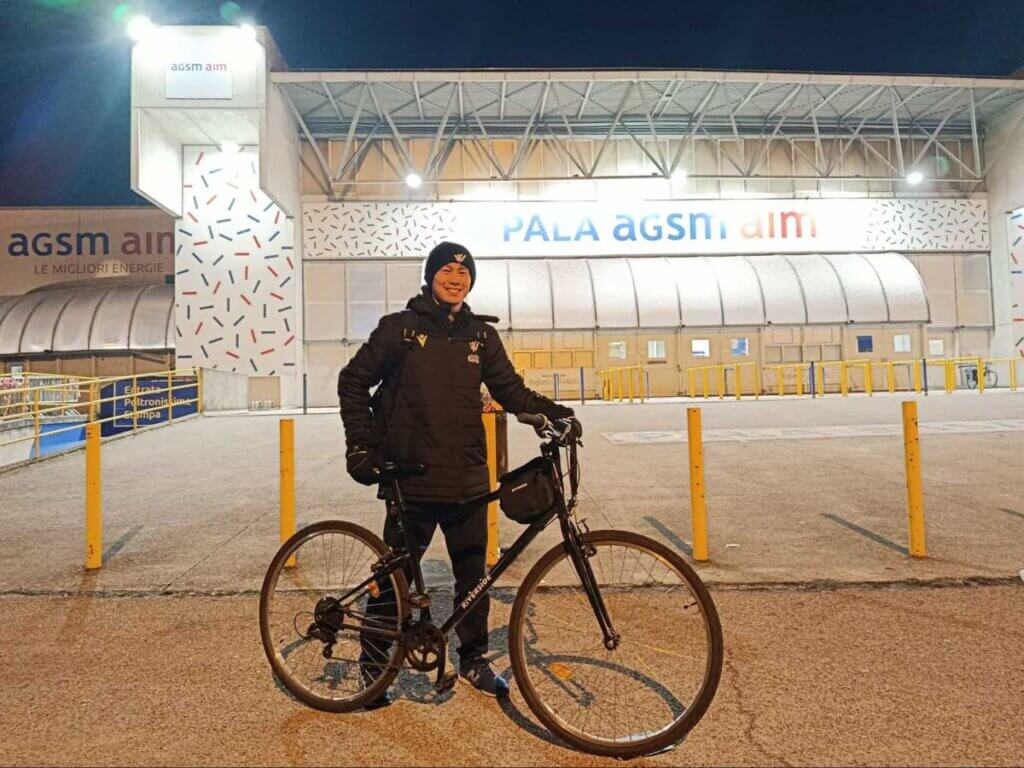 寒さもなんのその!自転車でヴェローナの町を動き回っている=2026年2月1日、中山写す