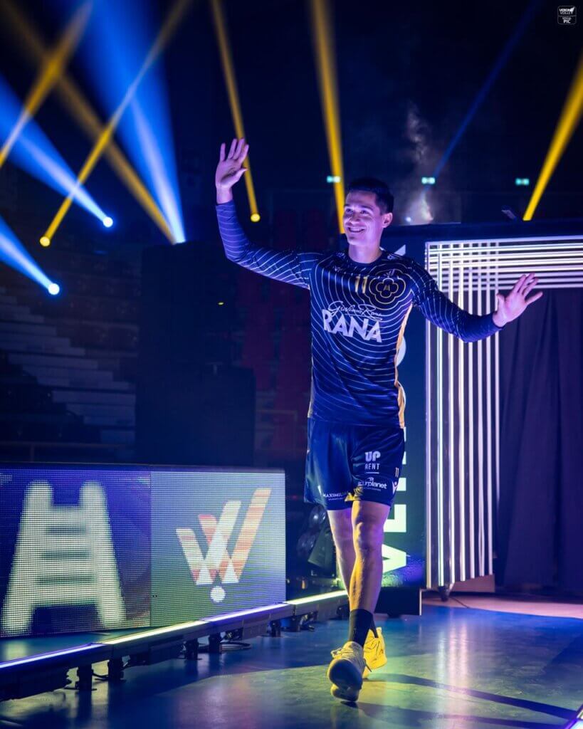 ホームアリーナでは照明のトンネルを抜けて選手入場。2025年10月16日チームプレゼンテーションにて=写真提供:Verona Volley/