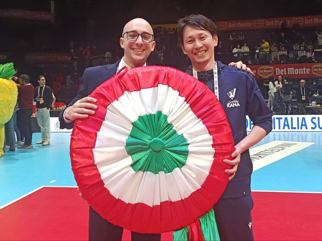 アシスタントコーチのマルケザンとコッパ・イタリア優勝後のコートにて=2026年2月1日、中山写す