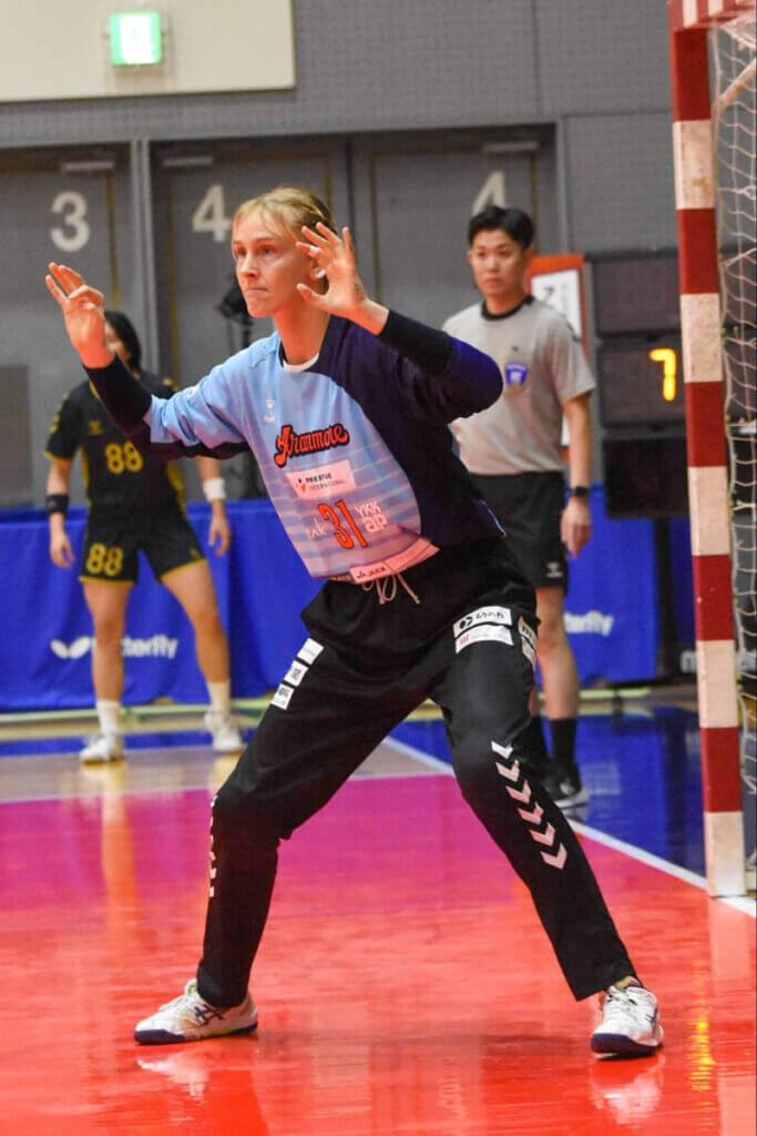 フレヤ・ハマー(アランマーレ富山)の構え方。視野の範囲内に両手がある=2025年12月