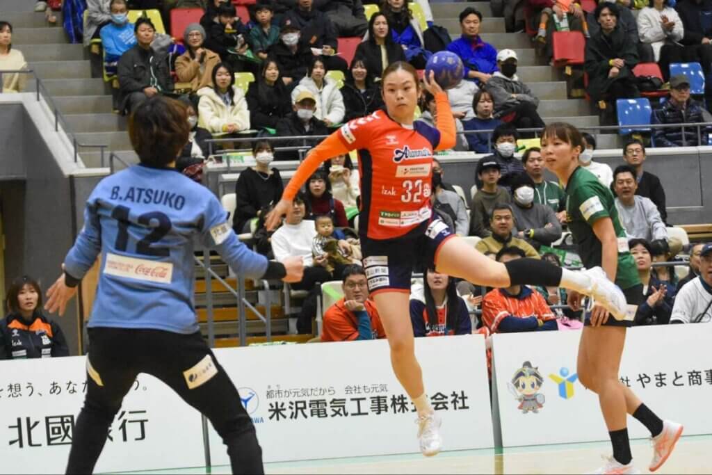 サイドシュートは、多くのGKにとって悩みの種(写真はアランマーレ富山のライトウイング・秋山なつみ)=2026年1月