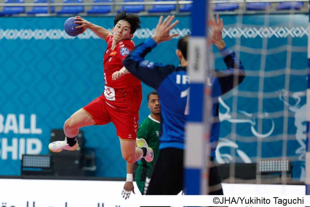 日本ーイラク戦でシュートを放つ杉岡尚樹＝2026年1月25日、クウェートのシェイク・サード・アル＝アブドゥッラー屋内競技場で（提供：日本ハンドボール協会ⒸJHA/Yukihito Taguchi）