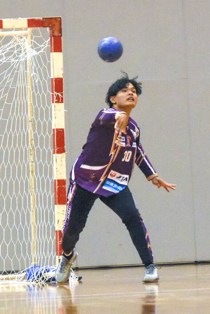 島袋翔(琉球コラソン)は高松大学時代から野性的なキーピングで有名だった。速攻のパス出しも抜群に速い