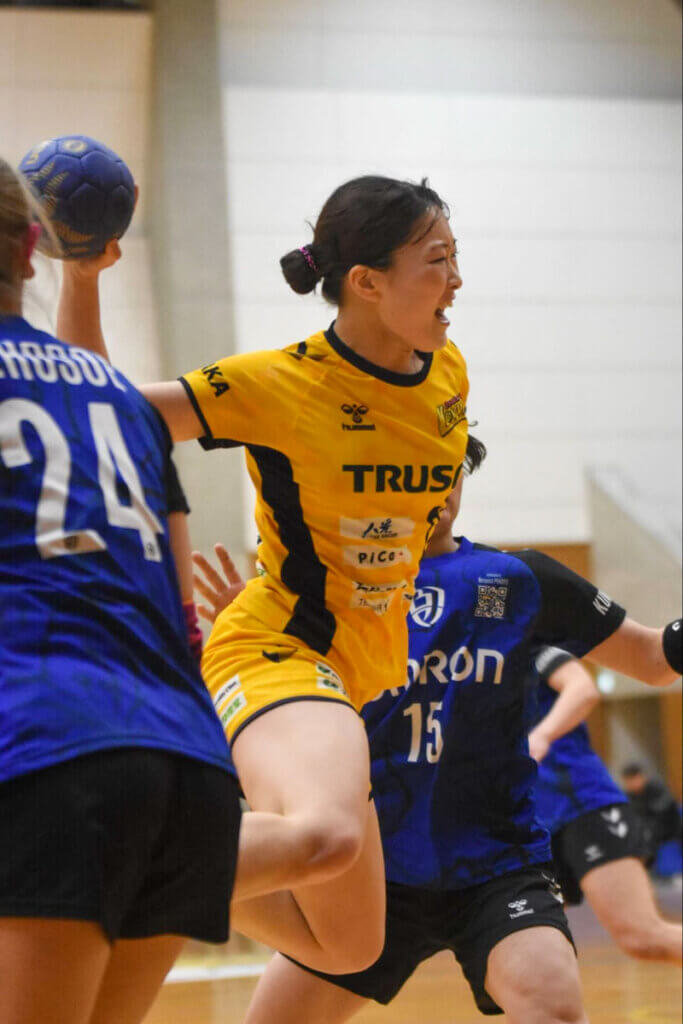 チーム事情もあり、センターで頑張る土居佳加（大阪ラヴィッツ）。球離れのよさで評価を高めたので、次はカットインでも信頼を得たい